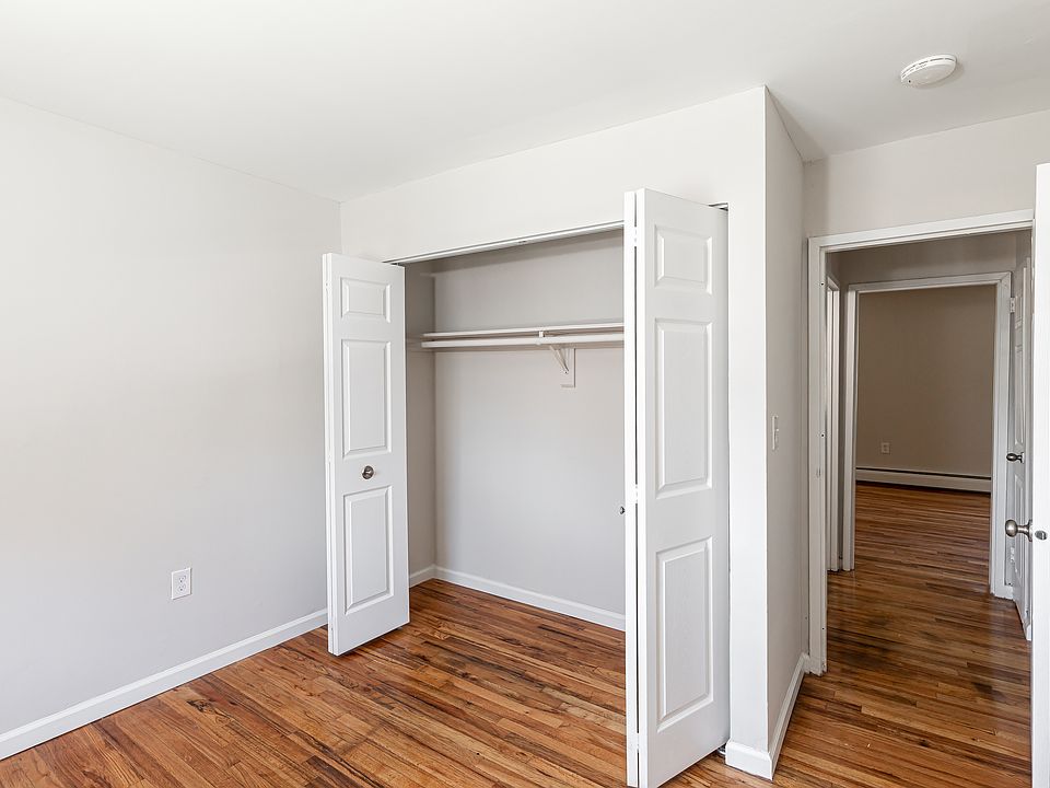 3BD, 1BA Townhouse (1026sqft) - Bedroom