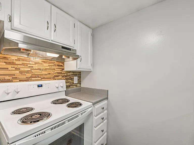 Beautiful Chesney Woods Townhomes — Photo 13