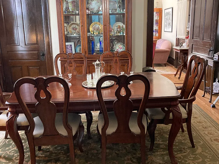 Room can be used as either a bedroom of dining room
