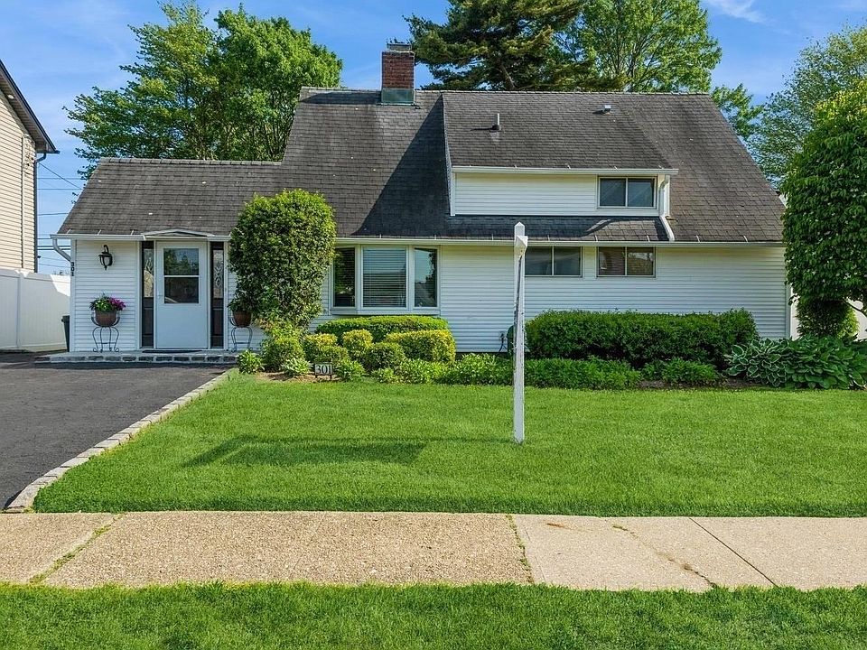 1st image of 301 Elm Drive S