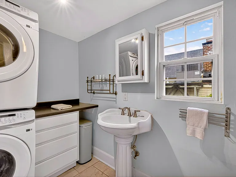 530 E Gordon Ln — Photo 20