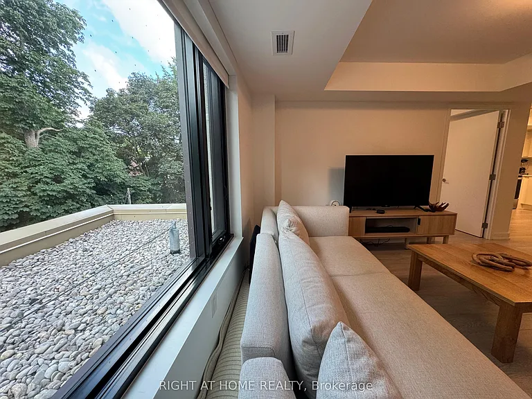 3 Strathgowan Ave #318 — Photo 9