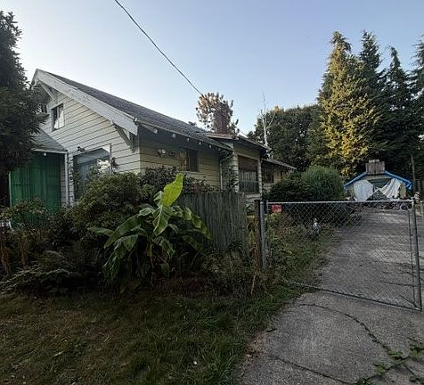 3rd image of 6921 N Swift St