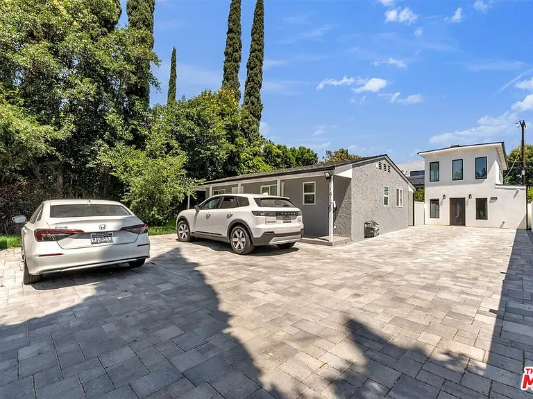 14121 Califa St — Photo 6