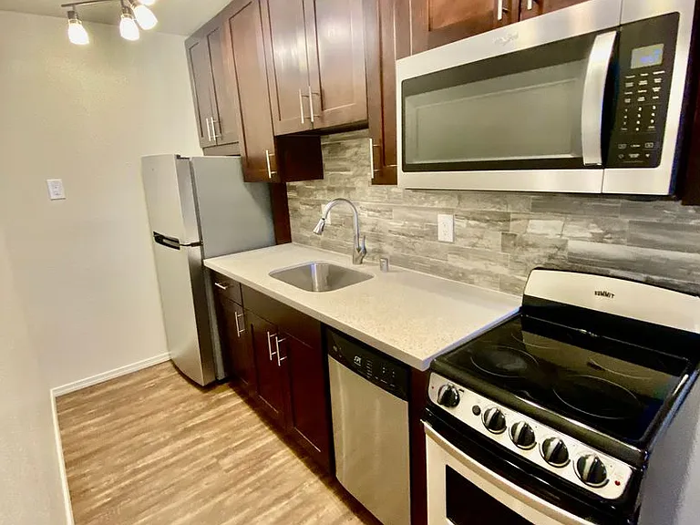 4532 S Henderson St — Photo 1
