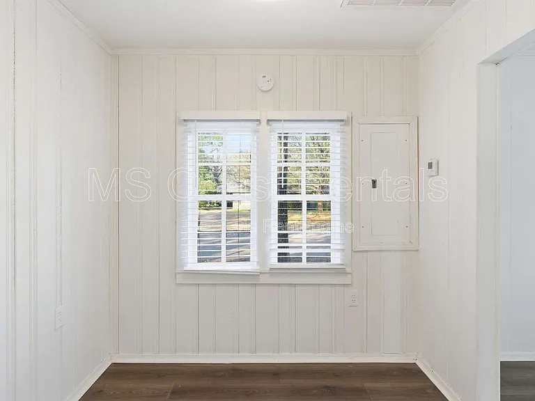 20 Martha Ave — Photo 14