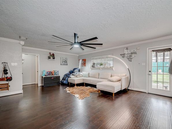 11104 Timber Crest Dr, Houston, TX 77065