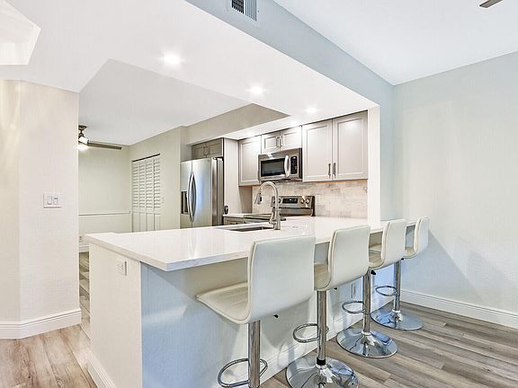 5th image of 112 Bay Colony Dr N