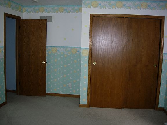 5th image of 1519 Surrey Dr