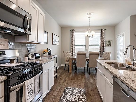 5th image of 772 Lakeshore Village Dr