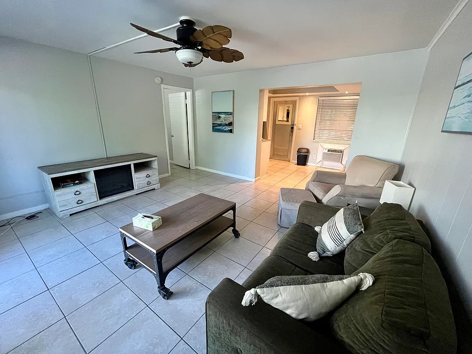 209 SE 6th St #4