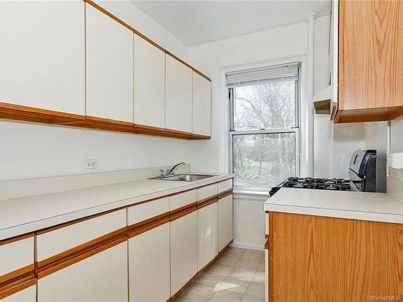 4th image of 104 Woodside Grn APT 2B