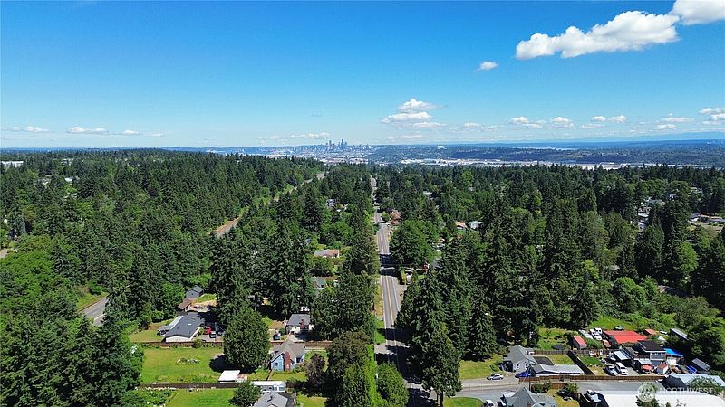 3rd image of 124 8th Avenue S