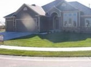 1900 NE Park Ridge Cir, Lees Summit, MO 64064