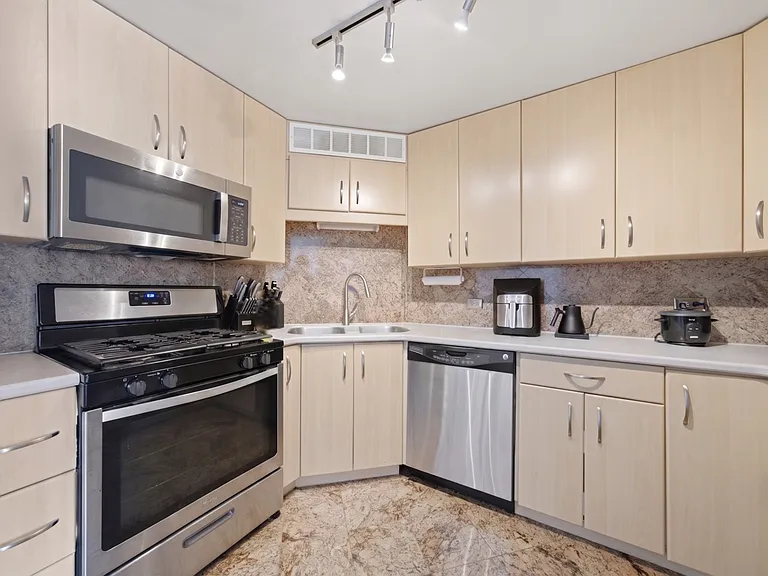 3200 N Lake Shore Dr #2102 — Photo 11