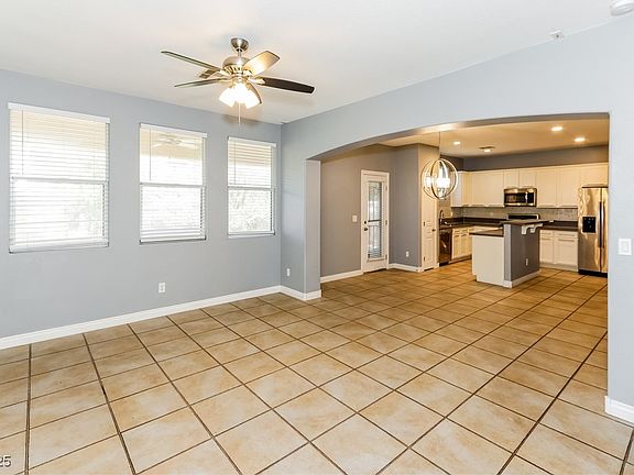 5th image of 985 Crescent Falls St