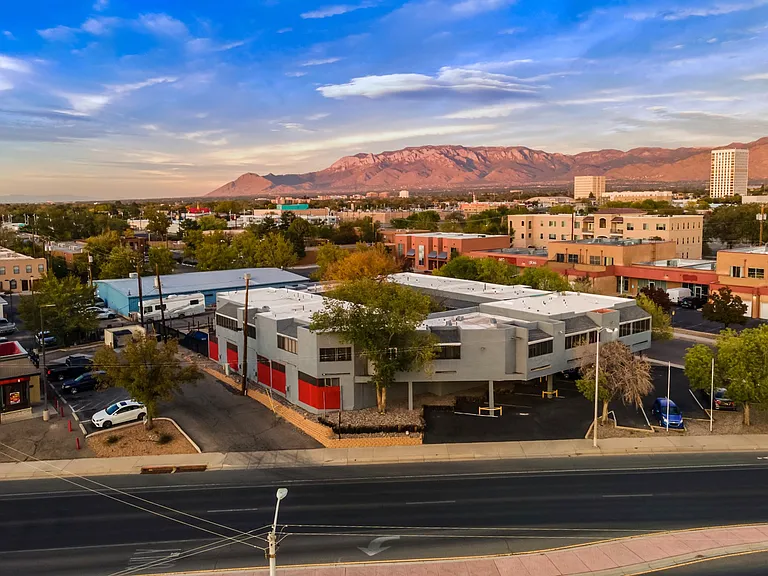 Modern 450 SF Updated Apts w/ Balconies in Ridgecrest — Photo 28