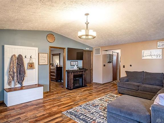4th image of 1045 Newpark Dr