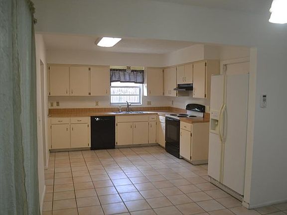 4th image of 4213 Lakewood Dr