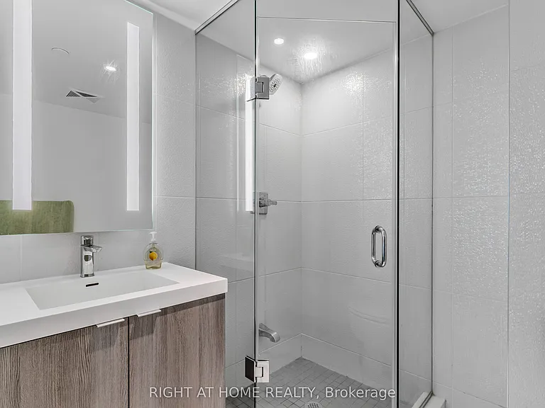 585 Bloor St E #1922 — Photo 17