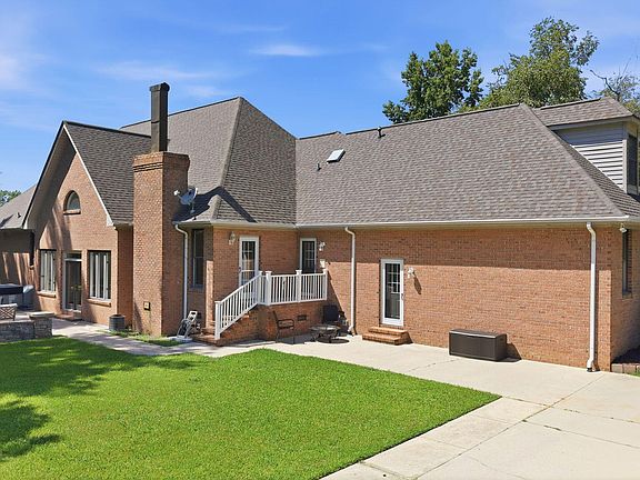 5th image of 215 Edgebrook Drive