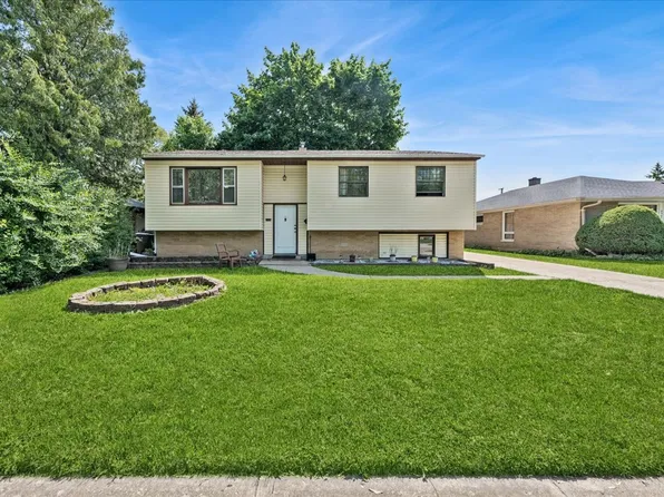 2325 Yeoman St, Waukegan, IL 60087