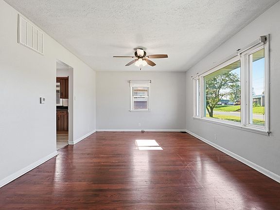 5th image of 204 W Cromer Ave