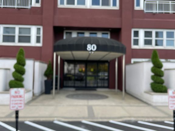 2nd image of 80 Bay Street Lndg #40