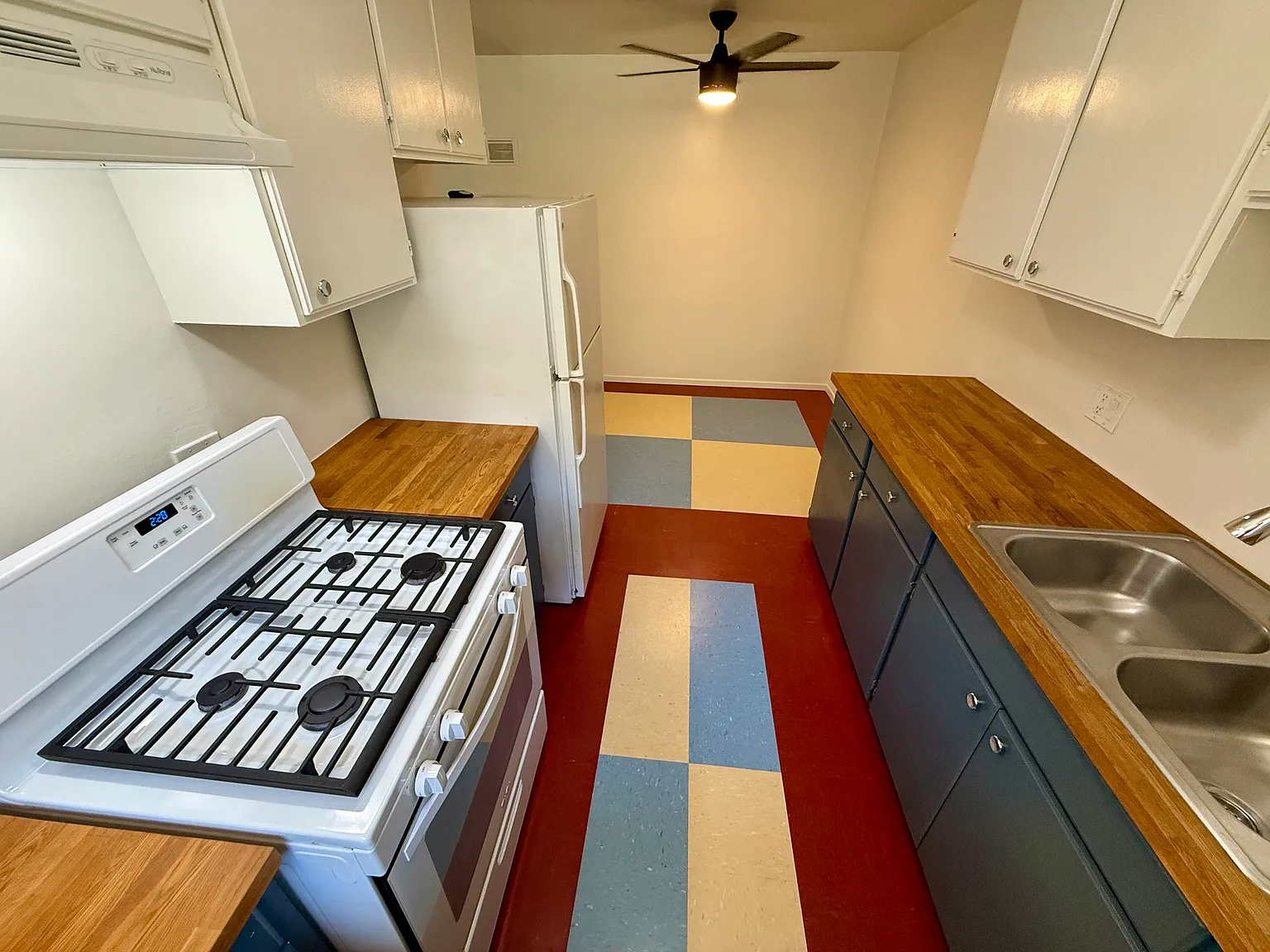 5525 Carlton Way Apartments — Photo 3