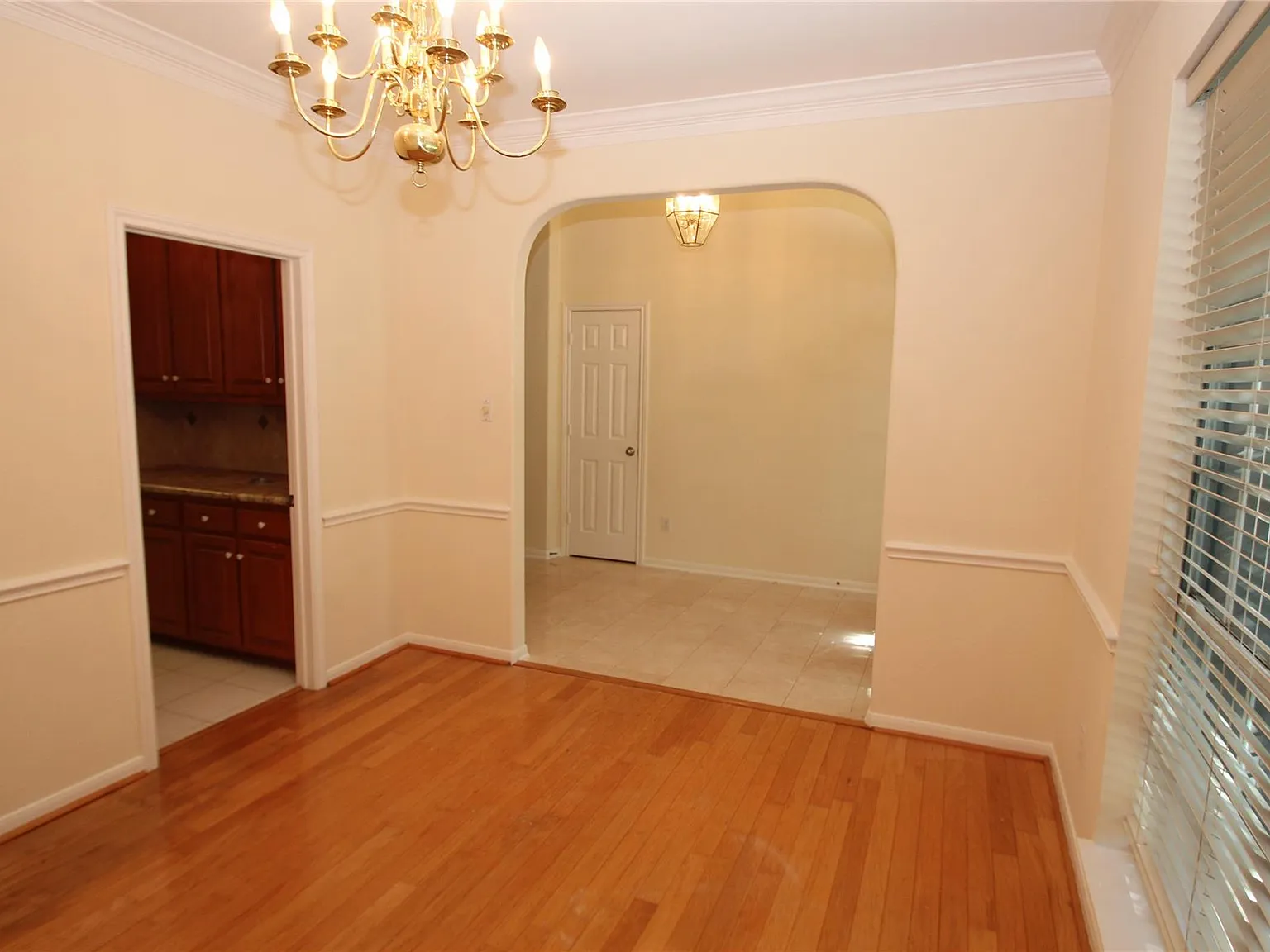 4 bed, 2.0 bath, 2291 sqft, $2,500 — Photo 4