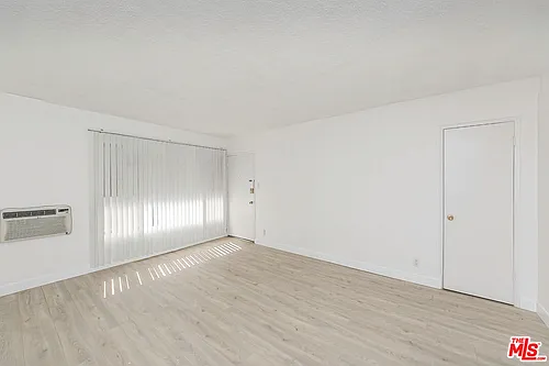 428 S Wilton Pl #3 Photo 1