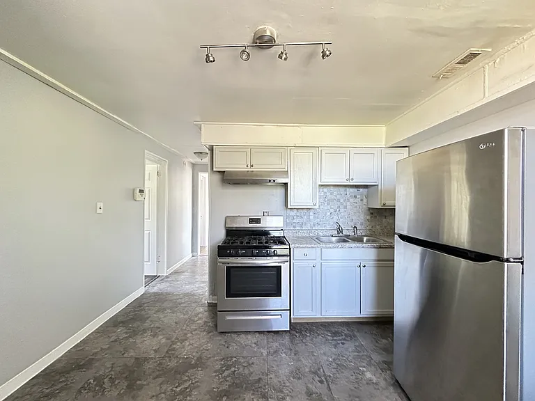 2704 E 77th St #3 — Photo 5