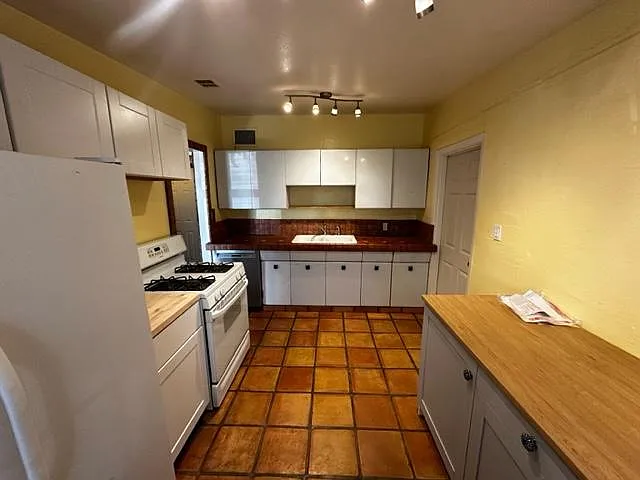 500 W 17th St #1 — Photo 10