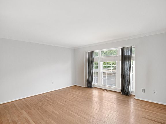 5th image of 3947 Clares Ct
