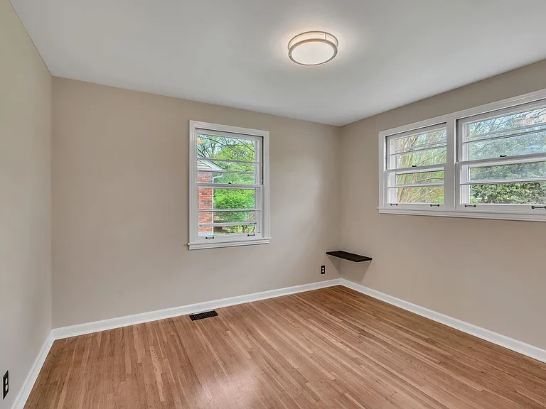 2921 Twin Lawn Dr — Photo 18