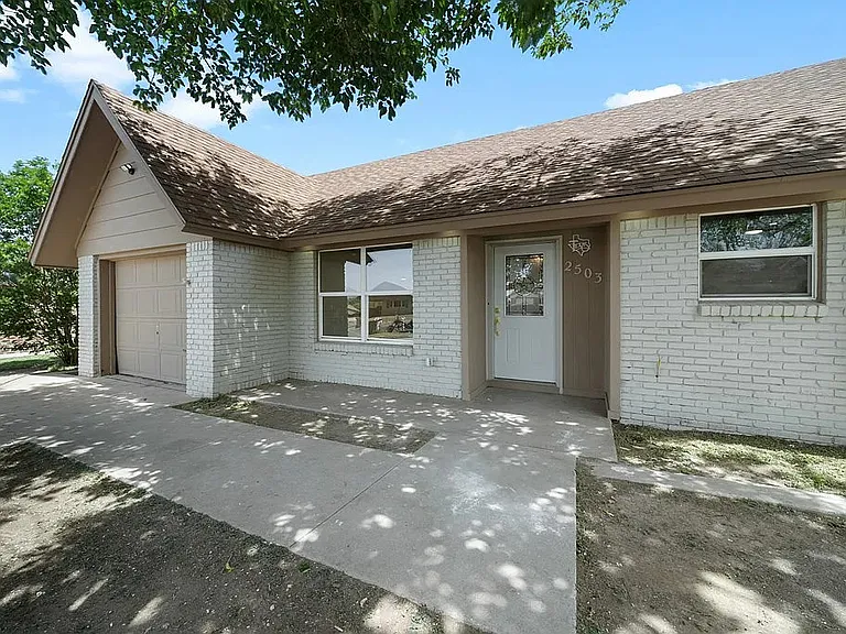 2503 Lynn Dr — Photo 3