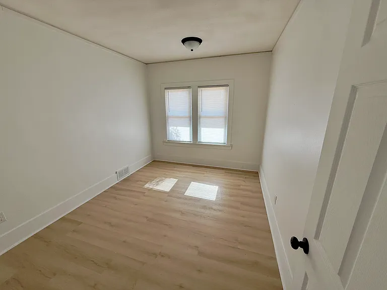 146 Bondie St — Photo 8