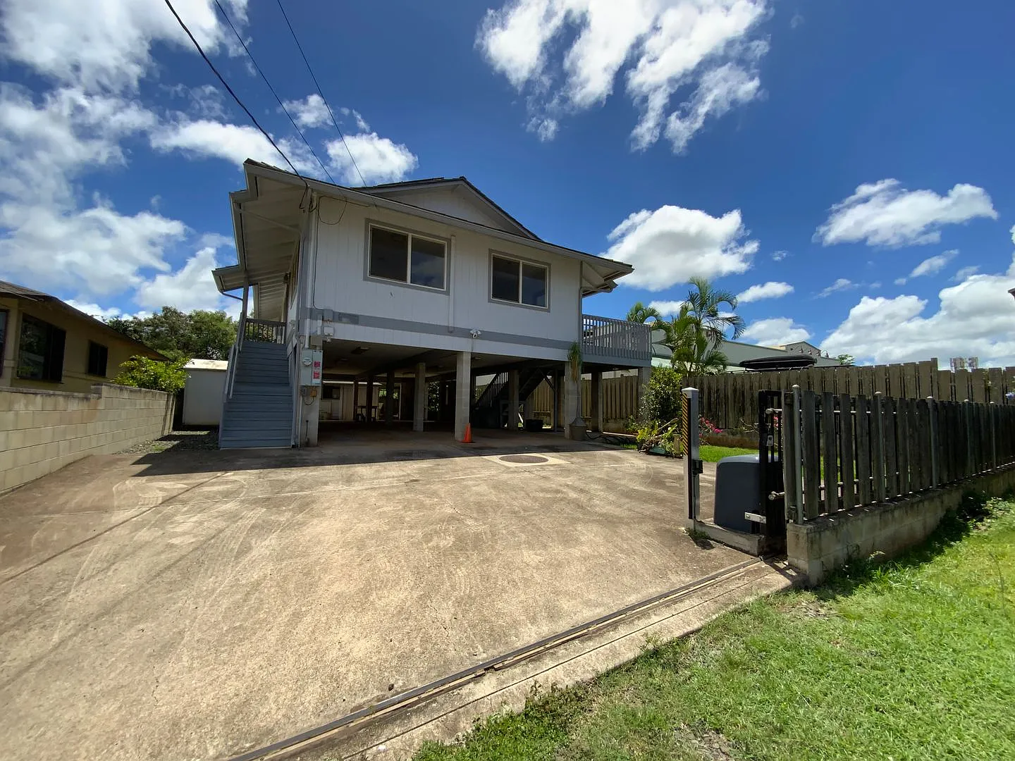 3 Bedroom, 2 Bathroom House with Large Carport in the Heart of Haleiwa Town — Photo 2