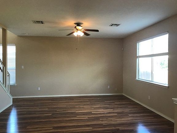 3rd image of 912 Aiken Dr