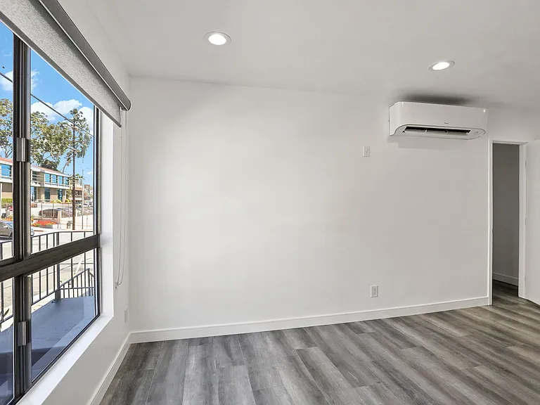 900 W College St #1A — Photo 8