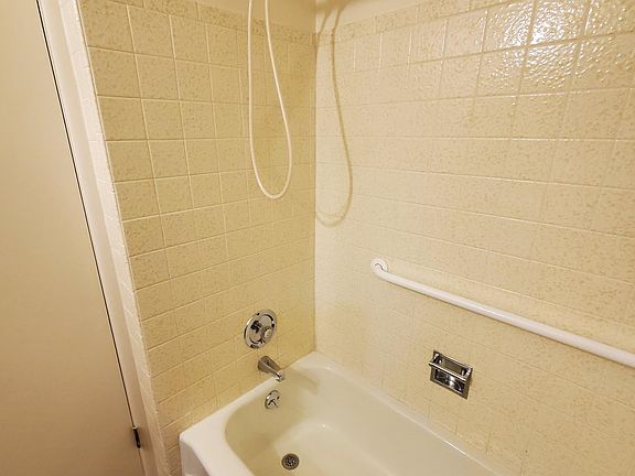 Guest Bathroom tub
