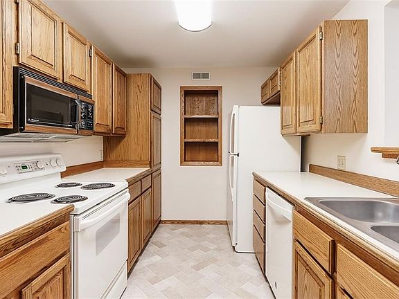 4th image of 703 N 29th St Unit 305