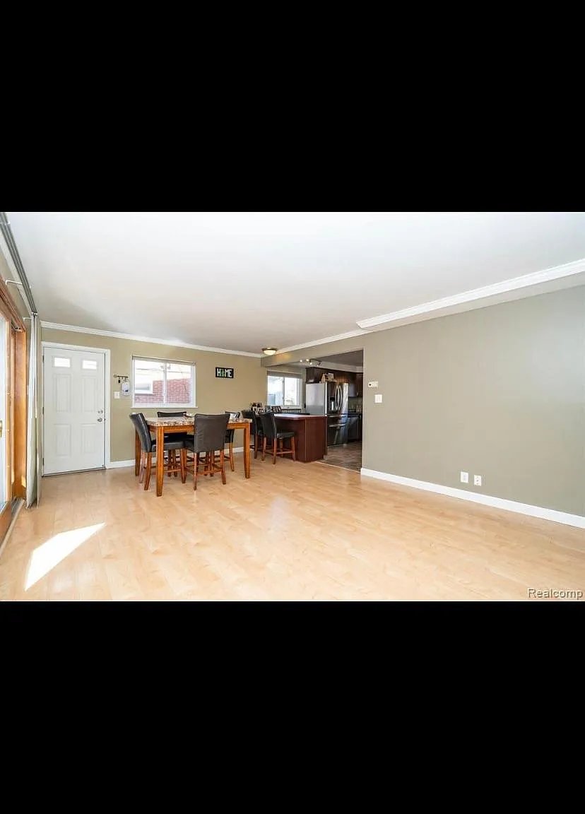 4 bed, 2.5 bath, 1900 sqft, $2,500 — Photo 4