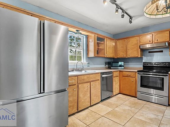 3rd image of 15 Laurel Dr