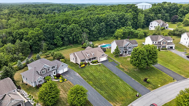 4th image of 19 Addison Way