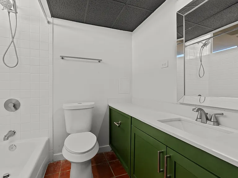 Four Oaks Apartments — Photo 40