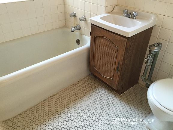 4th image of 547 W Briar Pl #6F