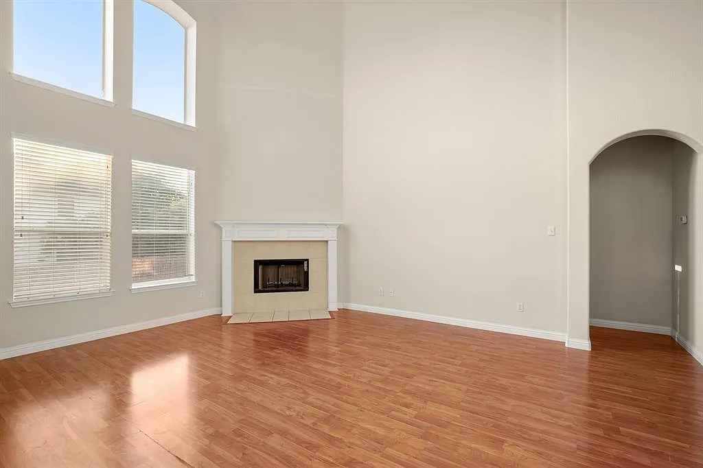 4 bed, 2.5 bath, 2601 sqft, $2,500 — Photo 2