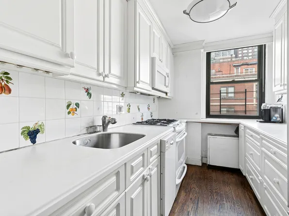 420 East 51st Street image 3 of 12