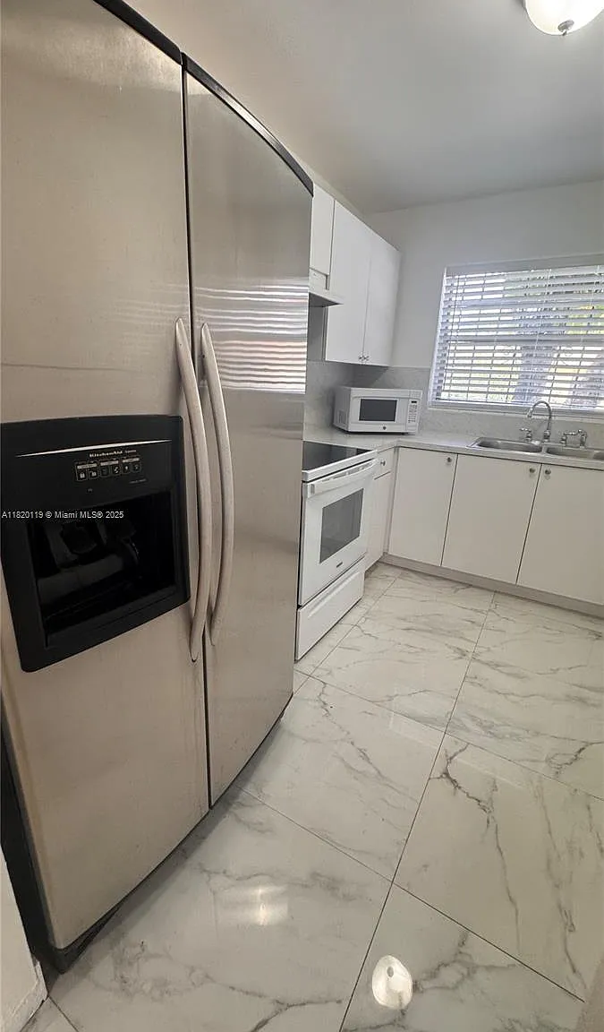 3 bed, 999 sqft, $2,600 — Photo 2